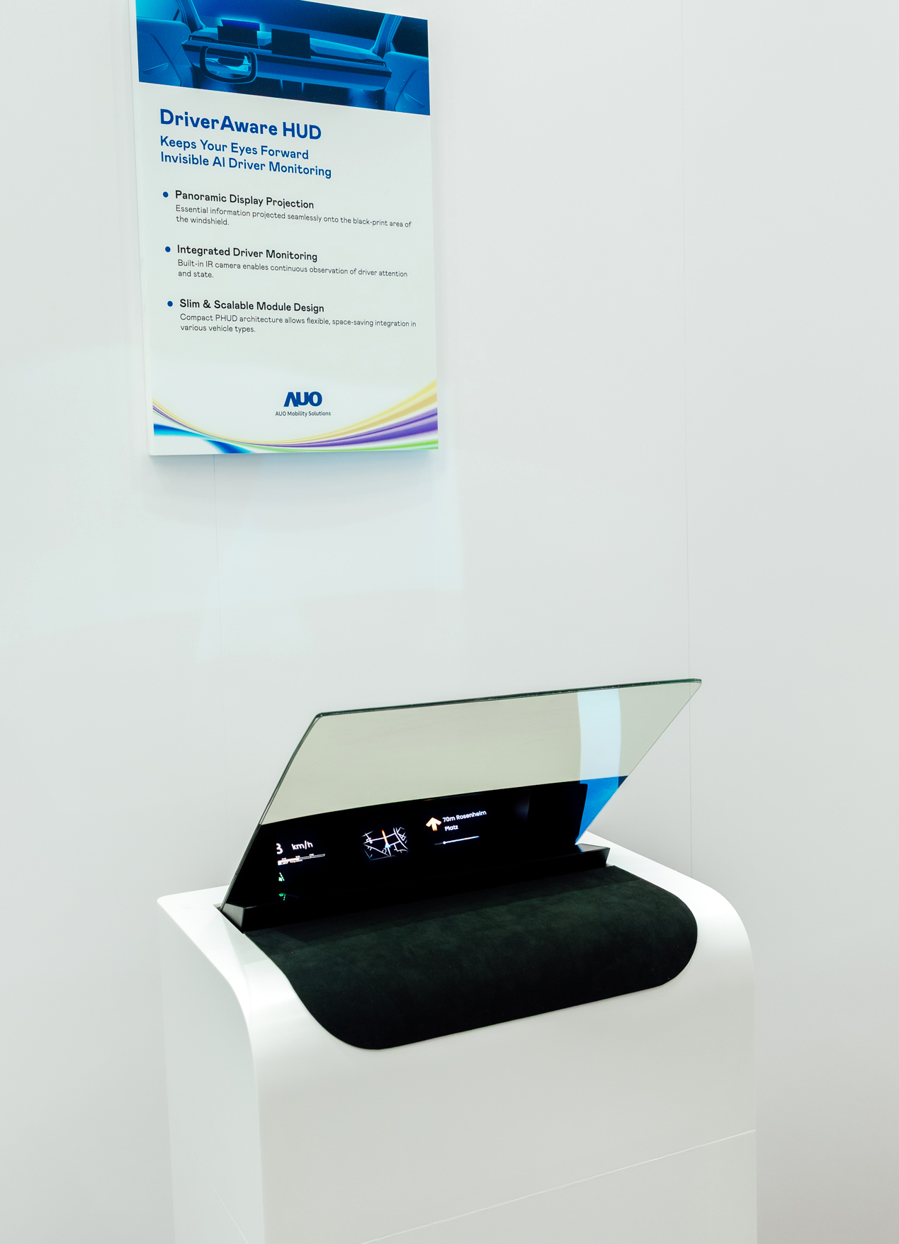 DriverAware HUD结合抬头显示器与隐藏式红外线摄影机，将车速、导航及警示讯息投影于挡风玻璃上，完美对齐驾驶目不离路的视线，同时，透过AI 监控驾驶注意力以提升安全性。